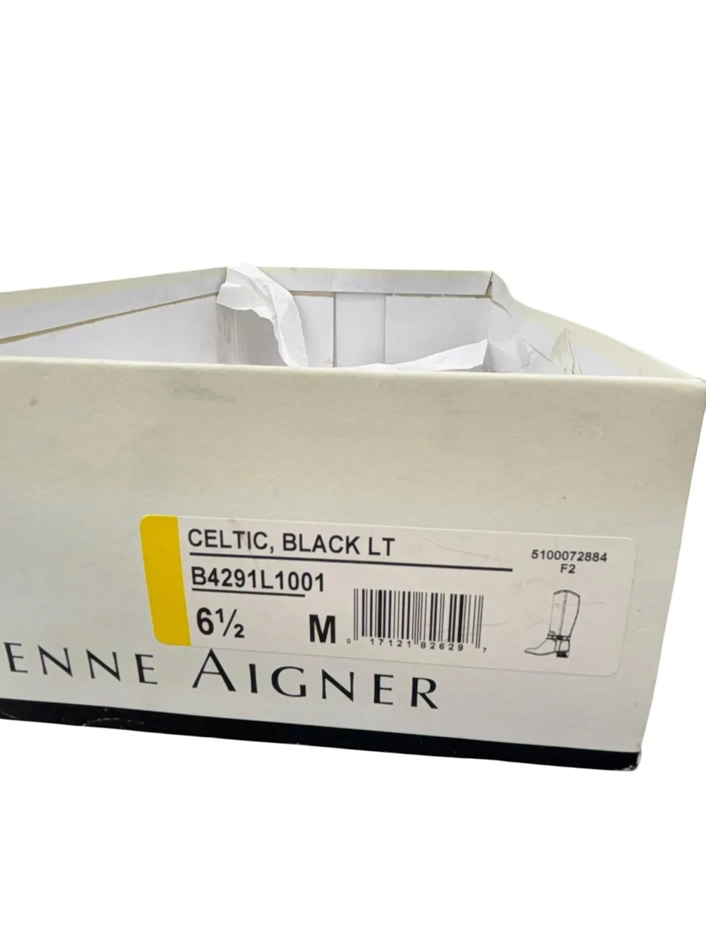 Etienne Aigner steps out